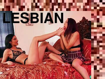 Blindfolded lesbian tribbing in bed