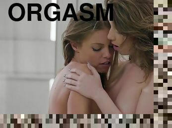 Britney Amber & Lily Moon make out in 69