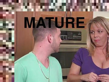 Mature cougar Amber lynn has sex with younger muscled stud - hardcore
