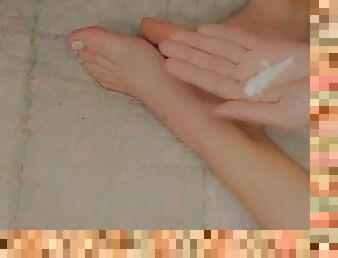Baby come see my little feet play with cream ????????