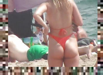 I wanna kiss such appetizing butt on the beach!