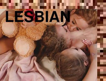 піхва-pussy, худорлява, страпон, лесбіянка-lesbian, підліток, іграшка, секс-із-трьома-партнерами, руда, косичка, спальна-кімната