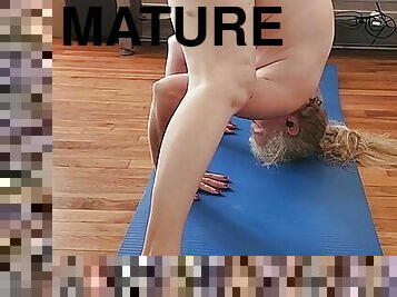 Hot Mature Momma Vee Does Naked Yoga!