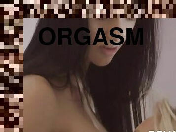 Girls lick cunts to get orgasm