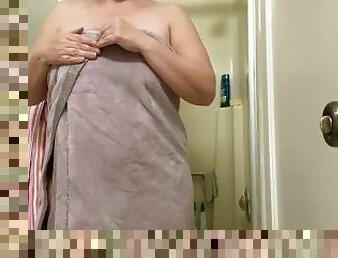 Curvy Modeling Agency Has A ???? Shy Woman Open Her Towel And Demonstrate How To Use A Vibrator