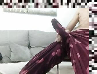 ????????????????????????El Tio Del Pijama de Corazones?Te Muestra Su Enorme Polla y Te Da su Semen Caliente