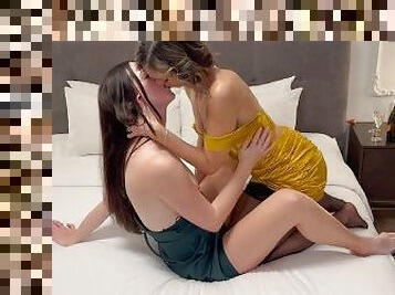 Nadia Foxx & Serenity Cox / Friends kiss and use double ended dildo after a night out