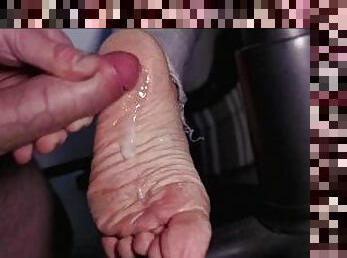 Tiffany gets her wrinkled dry feet cummed