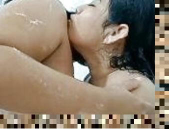 Lesbianas reales dándose amor en la ducha