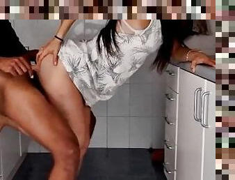 SEXO DURO EN LA COCINA CON LA SIRVIENTA A CAMBIO DE DINERO