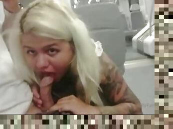 Rubia caliente hace una Mamada en el metro de Barcelona ????????????