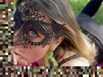 Incontro una bionda troia a una festa in maschera e la scopo fino a inondarla di sborra (ITALIANO)