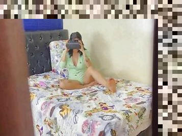 sorprendo a mi viendo porno con gafas VR y aprovecho para meterle mi verga