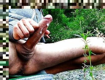 Estudiante de 18 años, salió de clase y masturbó su gran polla en un lugar público