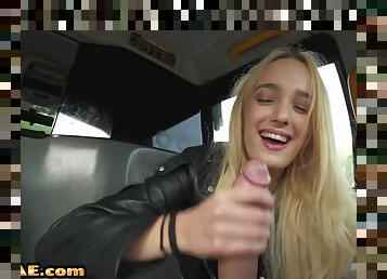Taxi babe gets fucked in cab by taxi driver outdoor