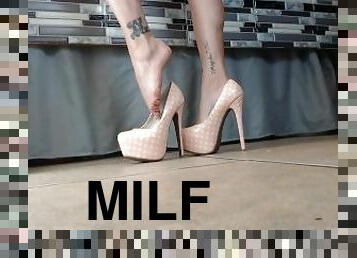 Feet Hurt I Take off 1 Shoe Standing Hopping High Heels