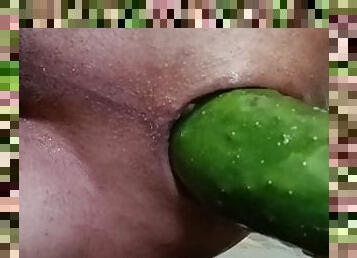 El Gloton gozandose un pepino