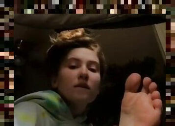 Blonde worships her own toes