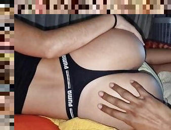 mi padrastro me descubrió masturbándome viendo pornohub y aprovecho para follarme en cucharita, REAL