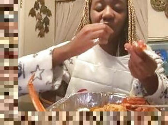 AlliyahAlecia Eats Seafood Boil Mukbang (Snow Crab Legs , Corn, Potatoes, Shrimp)