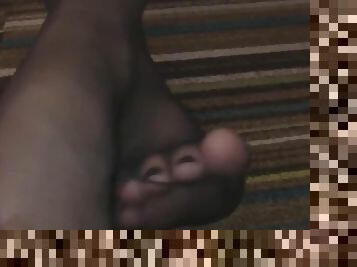 Dark Haired Mistress Sinn Sage Shows Off Her Pretty Soles And Tiny Toes!