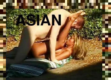 asian, anjing, di-luar, menghisap-zakar, peju, interracial, pornstar, muka, rambut-kuning, putih