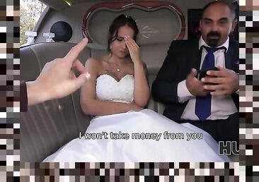 HUNT4K. Random passerby scores luxurious bride in the wedding limo